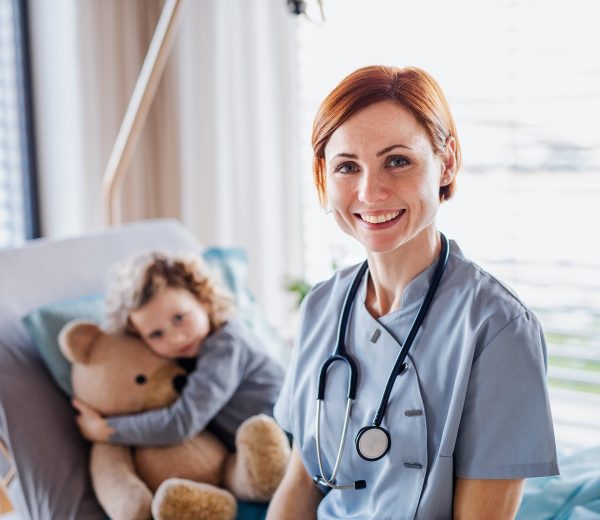 friendly-female-doctor-and-small-girl-in-bed-in-ho-5A5LE87-1.jpg